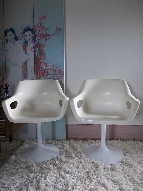 Hobnobs - Pair of Cream Tulip Based Bucket Seats