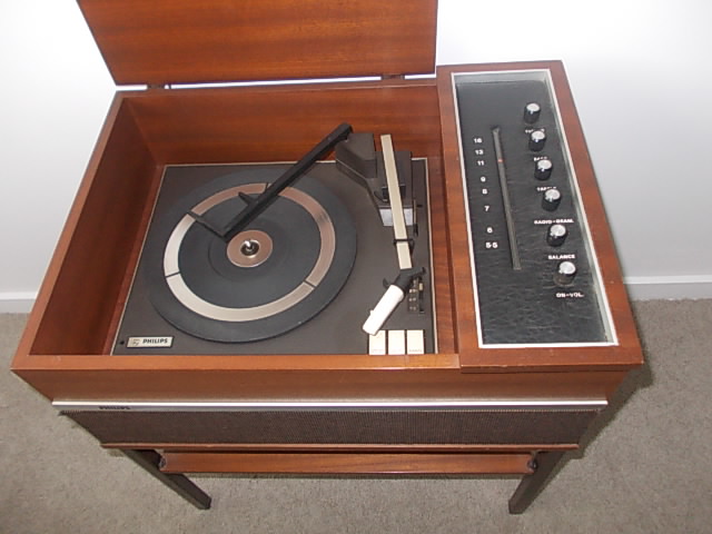 Phillips AM Radio and Record Player picture 1